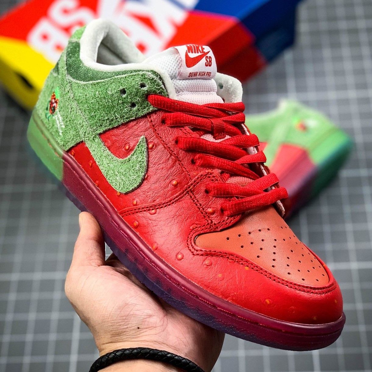 nike sb dunk low strawberry cough